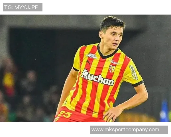 胡桑诺夫飞铲染红卡帅无奈21岁小将生涯135场迎来第二张红牌