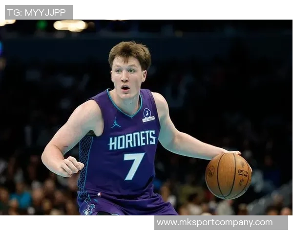 克尼佩尔半场表现亮眼9投5中贡献12分2板4助攻三分球命中率高达50